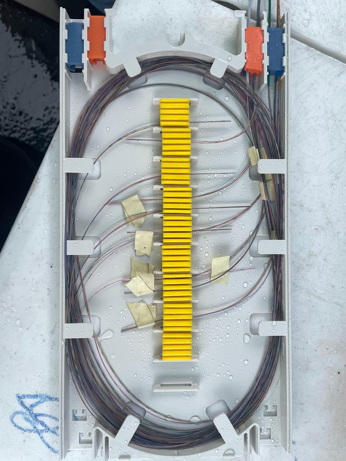 Fiber splice tray with completed splices
